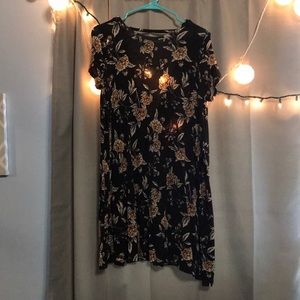 ✨FINAL PRICE DROP✨ Cutout back flowered dress